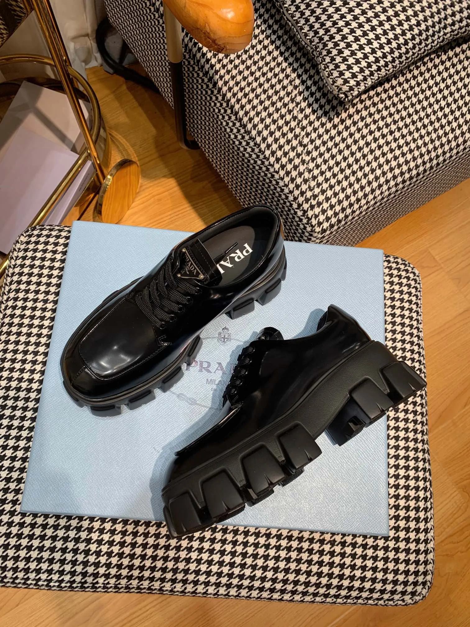 👟👟Ex-factory price 480👟👟 Women's shoes women's clothing ss23 Prada Prada ✨ 💥The T-stage catwalk model "Dream Never Sleeps" can be used on important occasions. It has an aristocratic feel and is perfect on the feet💃💃The entire series is full of exciting and unexpected combinations of elements, with a strong artistic flavor, allowing you to appreciate the ever-changing style of Prada girls. 1⃣ Upper: cowhide with open edge beads/patent leather 2⃣ Lining: imported sheepskin 3⃣ Outsole: lightweight foam outsole Size 35M-40M